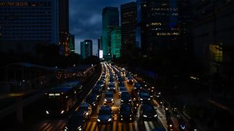 Sejumlah kendaraan terjebak kemacetan di Jalan Sudirman, Jakarta Pusat, Senin (9/5/2022). [Suara.com/Alfian Winanto]