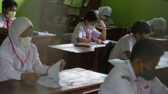 Sejumlah siswa kelas 6 mengerjakan soal ujian sekolah di SD Negeri 11 Langkai Palangka Raya, Kalimantan Tengah, Senin (9/5/2022). [ANTARA FOTO/Makna Zaezar/rwa]