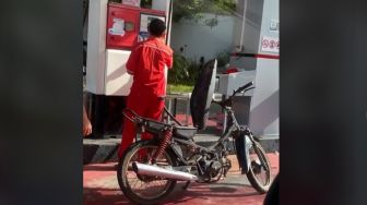 Viral Motor Bebek Bikin Minder Pemotor Trail saat Isi BBM di SPBU, Publik: Honda Supra Alergi Pertalite