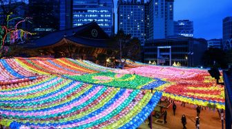 Pemandangan lentera teratai yang diterangi dengan doa dan nama yang menyertainya saat peraayan Hari Kelahiran Buddha di Kuil Jogye, Seoul, Korea Selatan, Minggu (8/5/2022). [ANTHONY WALLACE / AFP] 