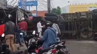 Sebentar Lagi Jam Pulang Kerja, Truk Kontainer Terguling di Fly Over Kranji, Lalin Bekasi Barat Macet