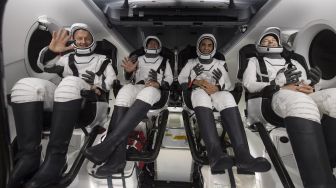 Penampakan Para Astronaut Berdansa Waltz di SpaceX