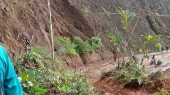 Jalan Poros Mamuju - Mamasa Sulawesi Barat Terputus Akibat Longsor