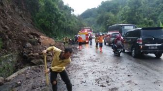 Longsor Dekat Galian Pasir Leles Bikin Jalur Garut-Bandung Terhambat, BPBD: Tidak Ada Korban
