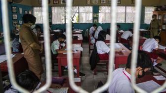 Sejumlah siswa kelas 6 mengerjakan soal ujian sekolah di SD Negeri 11 Langkai Palangka Raya, Kalimantan Tengah, Senin (9/5/2022). [ANTARA FOTO/Makna Zaezar/rwa]