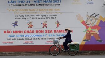 Pengendara sepeda melintasi baliho SEA Games 2021 Vietnam di Kota Bac Ninh, Vietnam, Minggu (8/5/2022). [ANTARA FOTO/Aditya Pradana Putra/YU]
