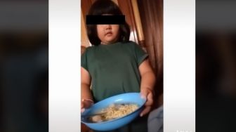 Buatkan Makanan untuk Ibunya yang Sedang Sakit, Gadis Cilik Ini Bikin Netizen Terharu