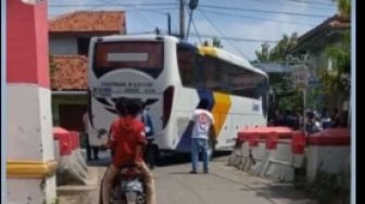 Geger Bus Tersesat di Gang Sempit di Siang Bolong, Penyebabnya Misterius