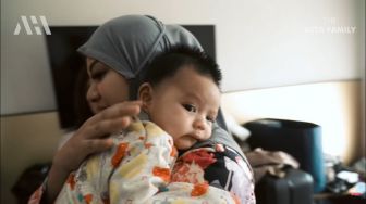 Jenguk Anak Jedar, OOTD Baby Ameena Disebut Seharga Logam Mulia