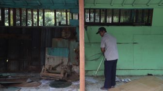 Pekerja membongkar kios pedagang di Pasar Hewan Barito, Kebayoran Baru, Jakarta, Selasa (10/5/2022). [Suara.com/Angga Budhiyanto]