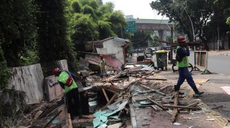 Pekerja membongkar kios pedagang di Pasar Hewan Barito, Kebayoran Baru, Jakarta, Selasa (10/5/2022). [Suara.com/Angga Budhiyanto]