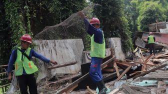 Pekerja membongkar kios pedagang di Pasar Hewan Barito, Kebayoran Baru, Jakarta, Selasa (10/5/2022). [Suara.com/Angga Budhiyanto]