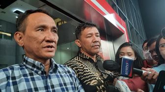 Andi Arief Serahkan Rp50 juta Dari Bupati PPU Abdul Gafur ke KPK
