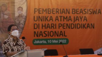 Rektor Unika Atma Jaya Dr. Agustinus Prasetyantoko memberikan sambutan saat kegiatan penyaluran beasiswa Unika Atma Jaya di Universitas Katolik Indonesia Atma Jaya, Semanggi, Jakarta, Selasa (10/5/2022). [Suara.com/Angga Budhiyanto]