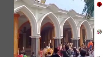 Heboh Perantau Hingga Pedagang Pecel Lele Hamburkan Uang dari Atap Masjid, Netizen: Coba Pakai Adab Lebih Sopan