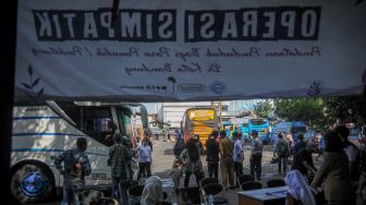 Petugas Disdukcapil Kota Bandung melakukan pencatatan bagi para pendatang yang baru tiba di Terminal Cicaheum, Bandung, Jawa Barat, Selasa (10/5/2022).  ANTARA FOTO/Raisan Al Farisi