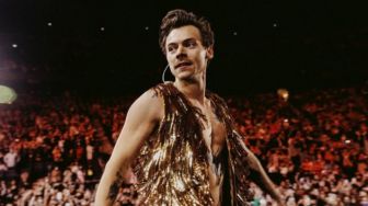 Niall Horan Kedapatan Datang ke Konser Harry Styles di Wembley, Fans Heboh