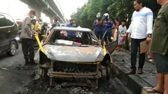 Tetiba Mobil Baleno Plat Putih Terbakar, Bikin Jalan Kol H Barlian Palembang Macet Panjang