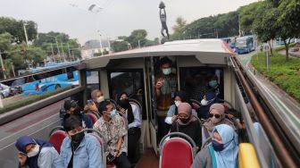 Keseruan Menjelajahi Kota Jakarta dengan Bus Wisata Gratis Atap Terbuka