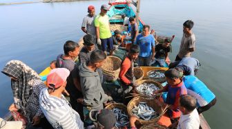 Sejumlah nelayan membongkar ikan hasil tangkapan di Pelabuhan Perikanan Samudera, Lampulo, Banda Aceh, Aceh, Selasa (10/05/2022). ANTARA FOTO/Syifa Yulinnas