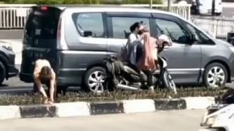 Bapak dan Anak Buka Baju hingga Kerudung untuk Kucing yang Tertabrak Mobil, Warganet Merinding