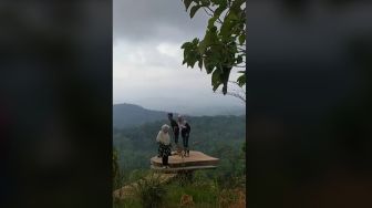 Berduaan di Spot Foto Wisata, Pasangan Kekasih ini Diusir Pakai Cara Halus