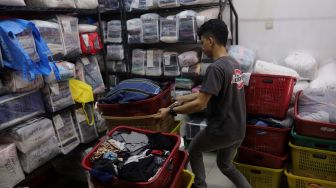 Pekerja menata keranjang berisi pakaian milik pelanggan di Jourdan Laundry Expert, Ampera Raya, Jakarta, Rabu (11/5/2020). [Suara.com/Angga Budhiyanto]