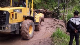 Dinas PUTR Sulawesi Selatan Potong Gunung untuk Buka Akses Jalan yang Tertutup Longsor di Luwu Timur