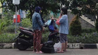 Warga bergegas membeli pangan bersubsidi di Rumah Susun Jatinegara Kaum, Jakarta, Rabu (11/5/2022). [Suara.com/Angga Budhiyanto]