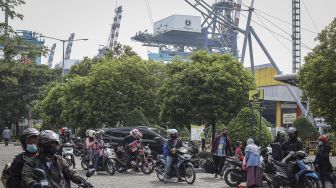 Sejumlah pemudik sepeda motor bersiap melanjutkan perjalanan setibanya di Pelabuhan Penumpang Tanjung Priok, Jakarta, Rabu (11/5/2022). ANTARA FOTO/Dhemas Reviyanto