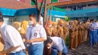 Viral Insiden Memalukan Acara Halal Bihalal di SMA Bikin Publik Banjir Tawa: Trik Mempercepat Salaman