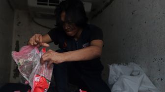 Petugas menata pangan bersubsidi yang akan dijual kepada warga di Rumah Susun Jatinegara Kaum, Jakarta, Rabu (11/5/2022). [Suara.com/Angga Budhiyanto]