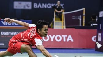 Pebulu tangkis tunggal putra Indonesia Anthony Sinisuka Ginting mengembalikan kok ke arah lawannya pebulu tangkis tunggal putra Korea Selatan Heo Kwanghee dalam pertandingan babak penyisihan grup A Piala Thomas Uber 2022 di Impact Arena, Bangkok, Thailand, Rabu (11/5/2022).  ANTARA FOTO/M Risyal Hidayat
