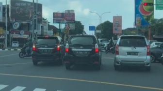 Posisi Berhenti Trio Toyota Avanza dari Luar Kota Ini Bikin Tepuk Jidat, Ini Pentingnya Memahami Yellow Box Junction