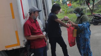 Warga membeli pangan bersubsidi di Rumah Susun Jatinegara Kaum, Jakarta, Rabu (11/5/2022). [Suara.com/Angga Budhiyanto]