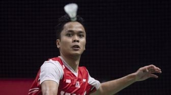 Pebulu tangkis tunggal putra Indonesia Anthony Sinisuka Ginting mengembalikan kok ke arah lawannya pebulu tangkis tunggal putra Korea Selatan Heo Kwanghee dalam pertandingan babak penyisihan grup A Piala Thomas Uber 2022 di Impact Arena, Bangkok, Thailand, Rabu (11/5/2022).  ANTARA FOTO/M Risyal Hidayat
