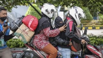 Sejumlah pemudik sepeda motor bersiap melanjutkan perjalanan setibanya di Pelabuhan Penumpang Tanjung Priok, Jakarta, Rabu (11/5/2022). ANTARA FOTO/Dhemas Reviyanto