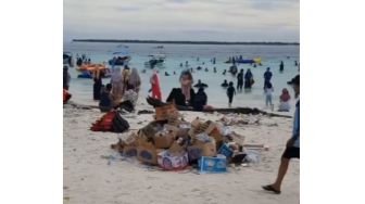 Miris, Pantai Ramai Pengunjung Malah Dipenuhi Tumpukan Sampah Menggunung!