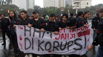 Sejumlah massa mahasiswa Universitas Trisakti menggelar aksi unjuk rasa memperingati Tragedi Trisakti 1998 di kawasan Patung Kuda Arjuna Wiwaha, Jakarta, Kamis (12/5/2022). [Suara.com/Angga Budhiyanto]