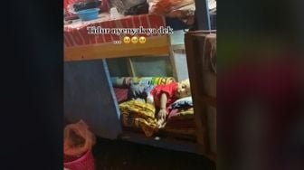 Anak Penjual Warung Lamongan Tertidur di Kolong Gerobak, Videonya Banjir Doa