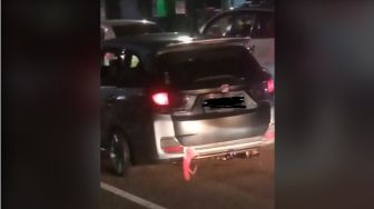 Viral Bra Merah Nyangkut di Bagasi Belakang Mobil, Jadi Sorotan Pengendara Lain