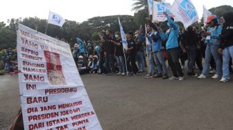 Sejumlah massa buruh melakukan aksi unjuk rasa di kawasan Patung Kuda Arjuna Wiwaha, Jakarta, Kamis (12/5/2022). [Suara.com/Angga Budhiyanto]