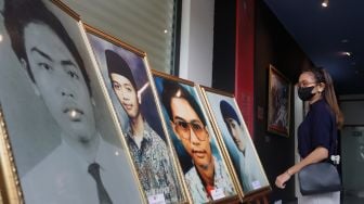 Pengunjung mengamati foto almarhum pejuang reformasi di Museum Tragedi 12 Mei 1998 Universitas Trisakti, Jakarta, Kamis (12/5/2022). [Suara.com/Angga Budhiyanto]