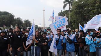 Sejumlah massa buruh melakukan aksi unjuk rasa di kawasan Patung Kuda Arjuna Wiwaha, Jakarta, Kamis (12/5/2022). [Suara.com/Angga Budhiyanto]