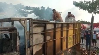 Potret Aksi Heroik Polisi Bantu Padamkan Truk Bermuatan yang Terbakar di Demak