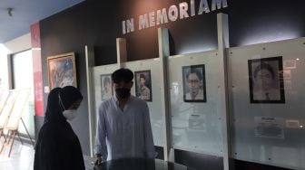 Pengunjung mengamati koleksi barang-barang peninggalan almarhum pejuang reformasi di Museum Tragedi 12 Mei 1998 Universitas Trisakti, Jakarta, Kamis (12/5/2022). [Suara.com/Angga Budhiyanto]