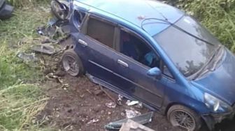 Akibat Kurang Hati-hati, Honda Jazz Tabrak Pajero dan Vario Sebelum Masuk Parit di Pasuruan