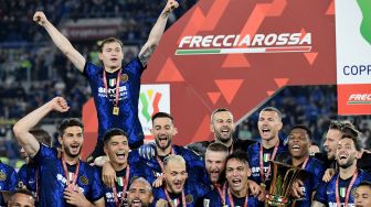 Para pemain Inter merayakan dengan trofi pemenang setelah Inter memenangkan pertandingan sepak bola final Piala Italia (Coppa Italia) antara Juventus melawan Inter di Stadion Olimpico Roma, Kamis (12/5/2022) dini hari WIB.  Filippo MONTEFORTE / AFP