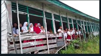 Lebih Setahun Bangunan SDN 2 Tulung Selapan Ambruk, 80 Siswa Belajar di Balai Desa yang Sempit