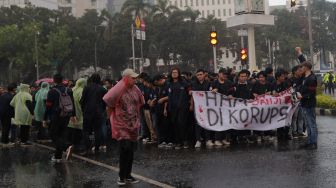 Sejumlah massa mahasiswa Universitas Trisakti menggelar aksi unjuk rasa memperingati Tragedi Trisakti 1998 di kawasan Patung Kuda Arjuna Wiwaha, Jakarta, Kamis (12/5/2022). [Suara.com/Angga Budhiyanto]